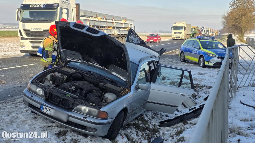 Wypadek na DW434. Zderzyły się dwa auta