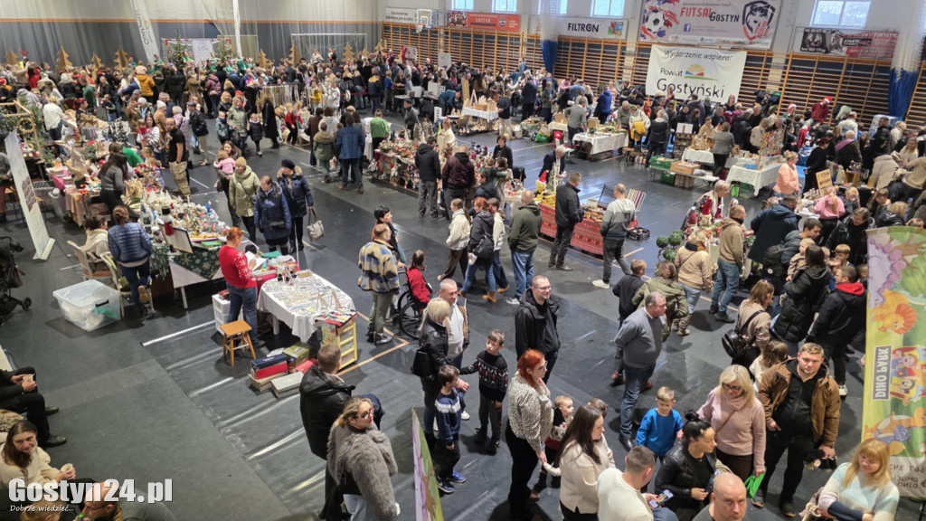 Bożonarodzeniowy jarmark w gostyńskim liceum