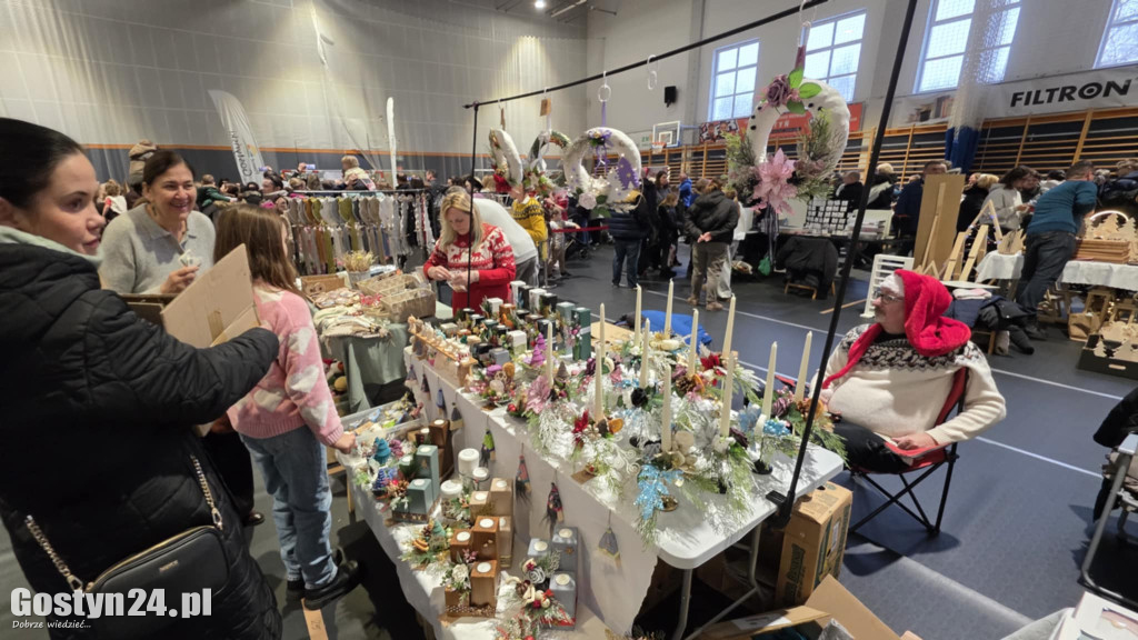 Bożonarodzeniowy jarmark w gostyńskim liceum