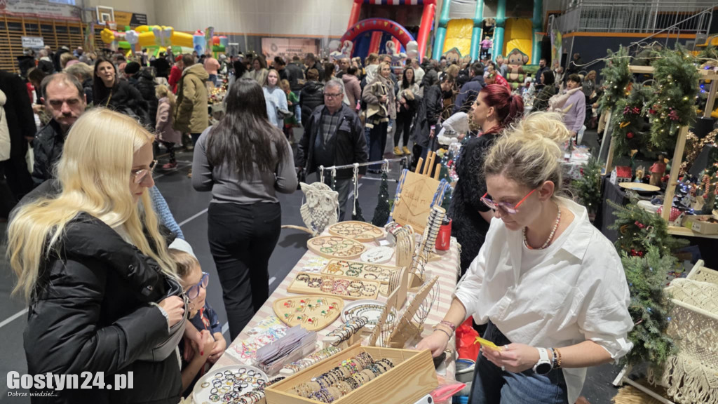 Bożonarodzeniowy jarmark w gostyńskim liceum