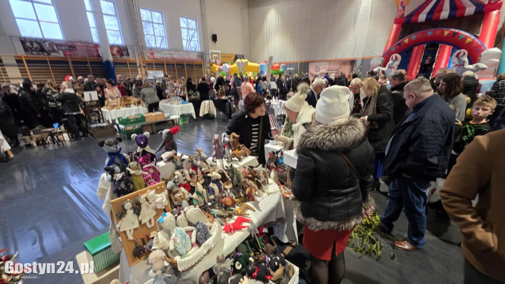Bożonarodzeniowy jarmark w gostyńskim liceum