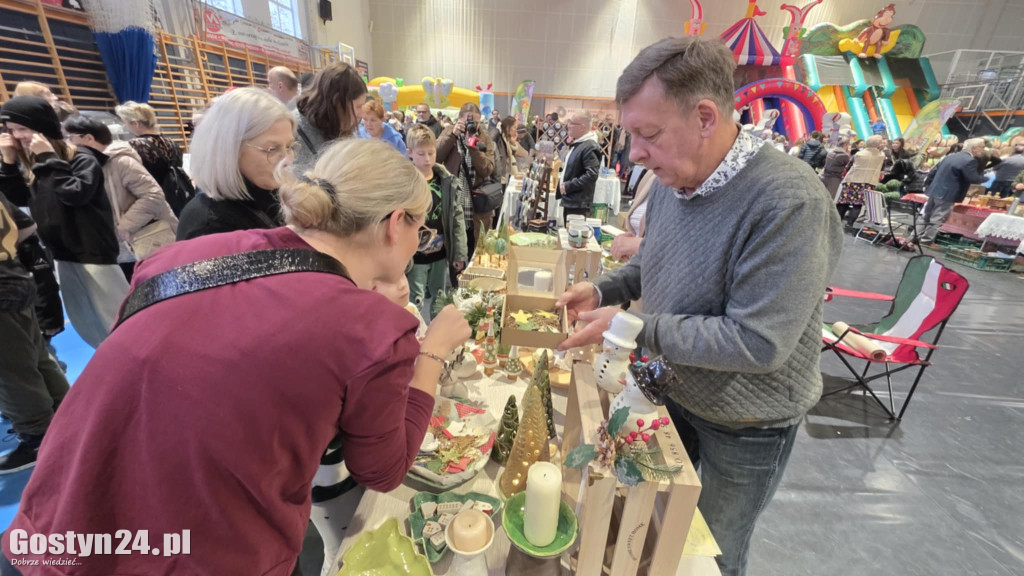 Bożonarodzeniowy jarmark w gostyńskim liceum