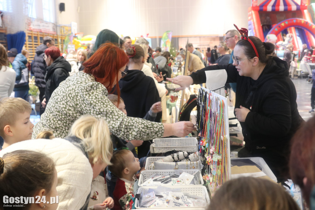 Bożonarodzeniowy jarmark w gostyńskim liceum