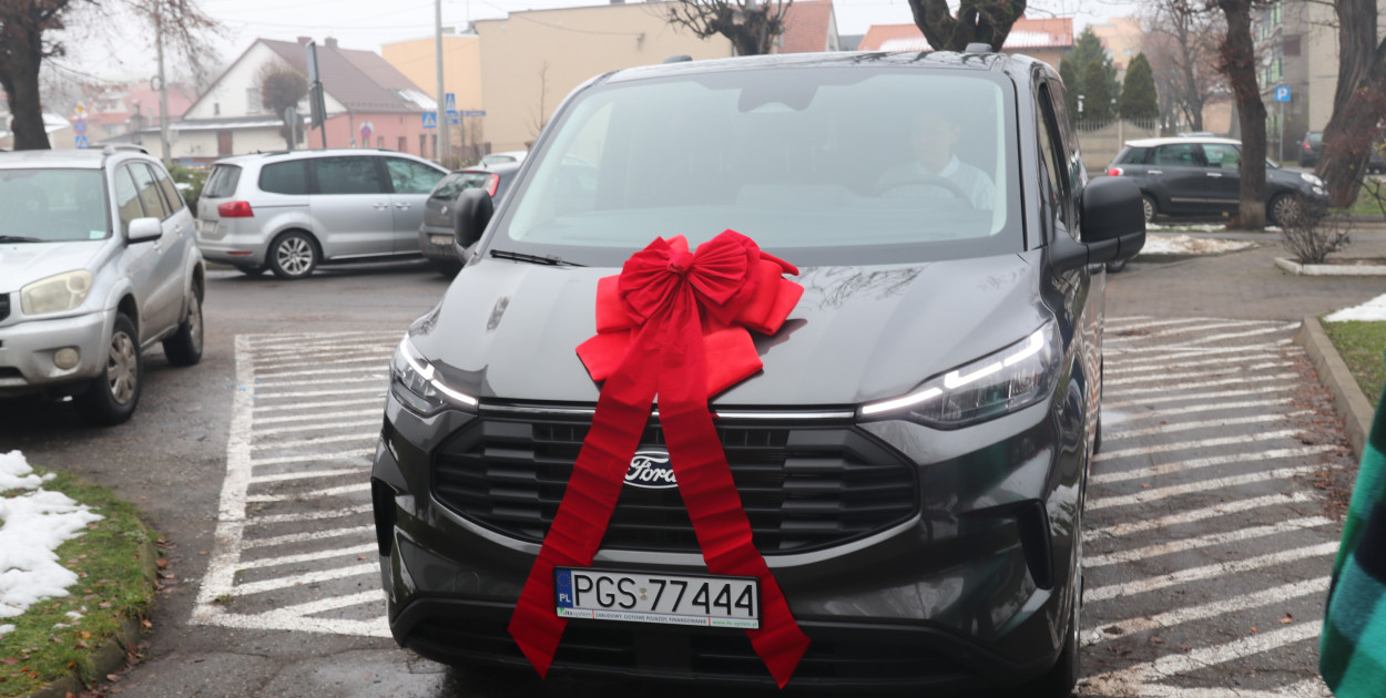 Przekazanie nowego samochodu w Dzienny Dom Senior w Gostyniu