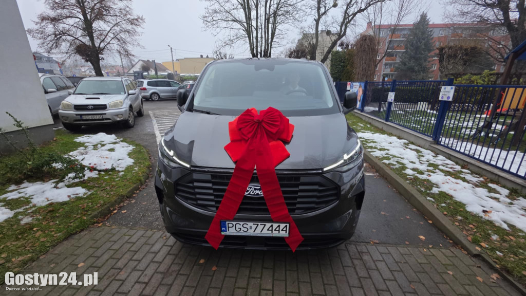 Przekazanie nowego samochodu w Dzienny Dom Senior w Gostyniu