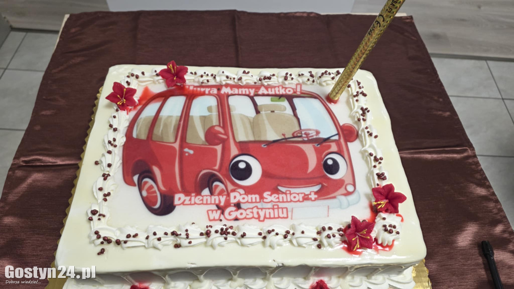 Przekazanie nowego samochodu w Dzienny Dom Senior w Gostyniu