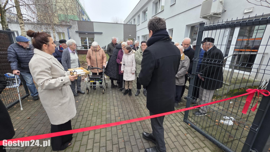 Przekazanie nowego samochodu w Dzienny Dom Senior w Gostyniu