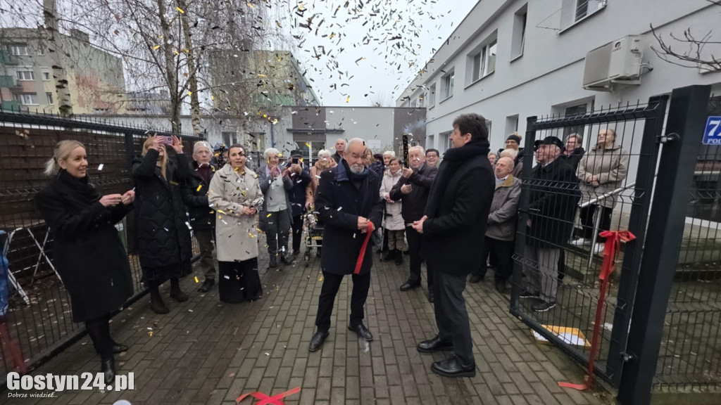 Przekazanie nowego samochodu w Dzienny Dom Senior w Gostyniu