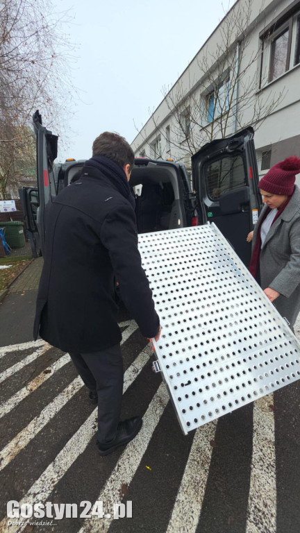 Przekazanie nowego samochodu w Dzienny Dom Senior w Gostyniu