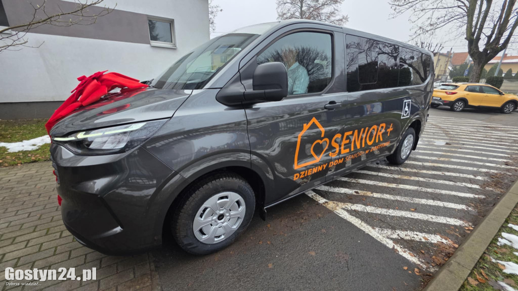 Przekazanie nowego samochodu w Dzienny Dom Senior w Gostyniu