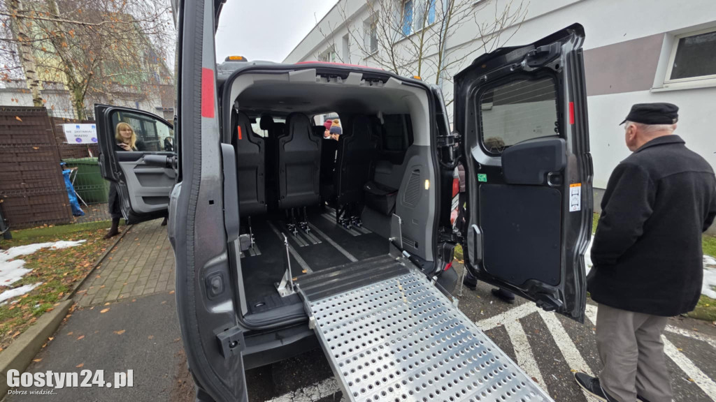 Przekazanie nowego samochodu w Dzienny Dom Senior w Gostyniu