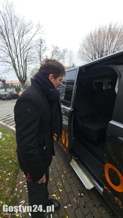 Przekazanie nowego samochodu w Dzienny Dom Senior w Gostyniu