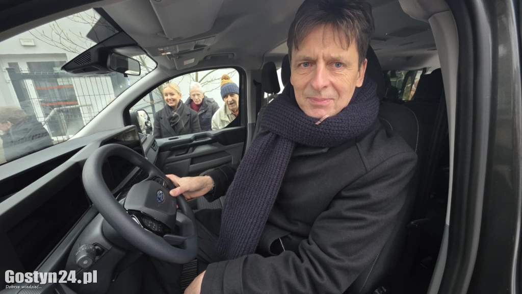 Przekazanie nowego samochodu w Dzienny Dom Senior w Gostyniu