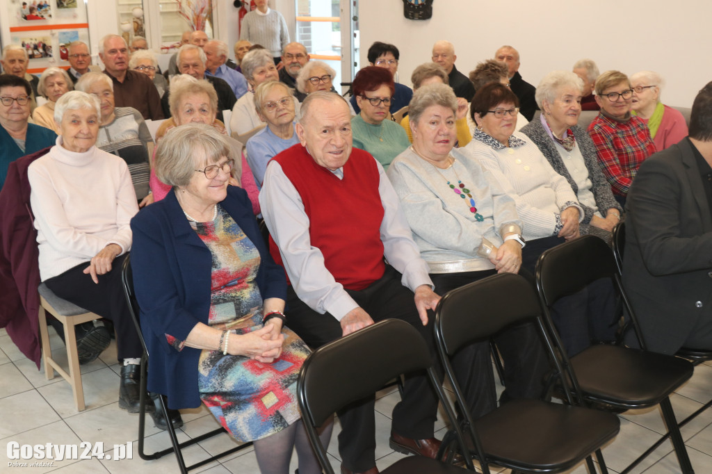 Przekazanie nowego samochodu w Dzienny Dom Senior w Gostyniu
