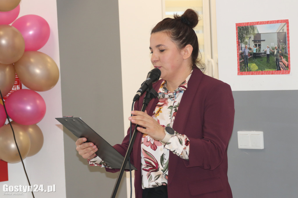 Przekazanie nowego samochodu w Dzienny Dom Senior w Gostyniu