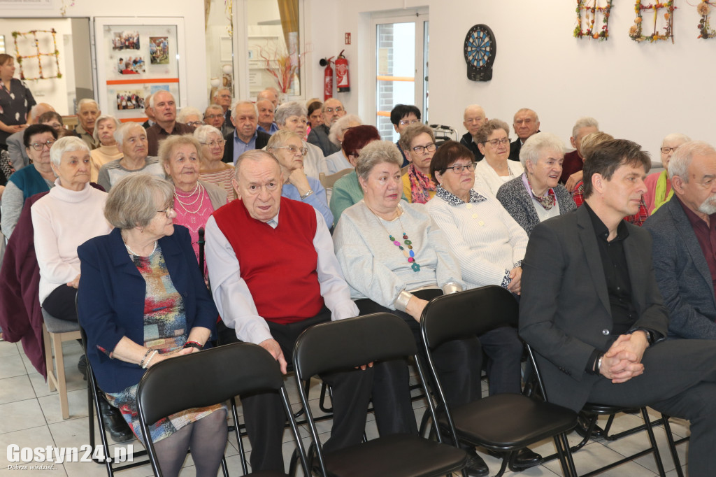 Przekazanie nowego samochodu w Dzienny Dom Senior w Gostyniu