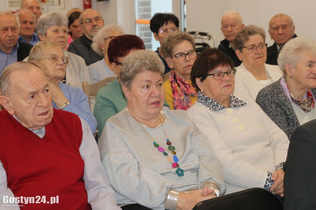 Przekazanie nowego samochodu w Dzienny Dom Senior w Gostyniu