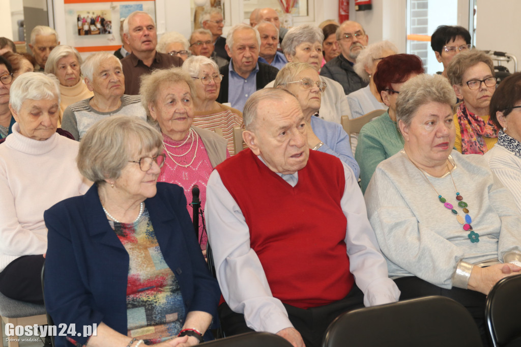 Przekazanie nowego samochodu w Dzienny Dom Senior w Gostyniu