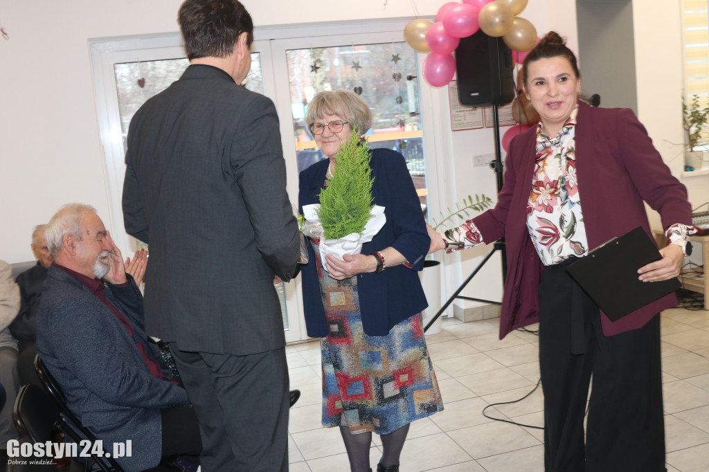 Przekazanie nowego samochodu w Dzienny Dom Senior w Gostyniu