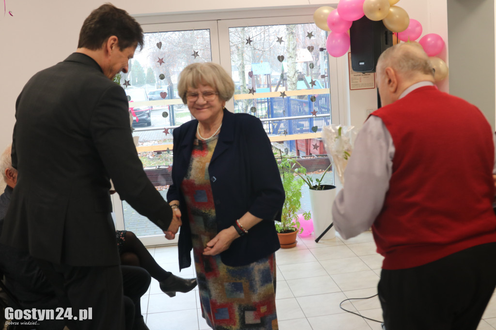 Przekazanie nowego samochodu w Dzienny Dom Senior w Gostyniu