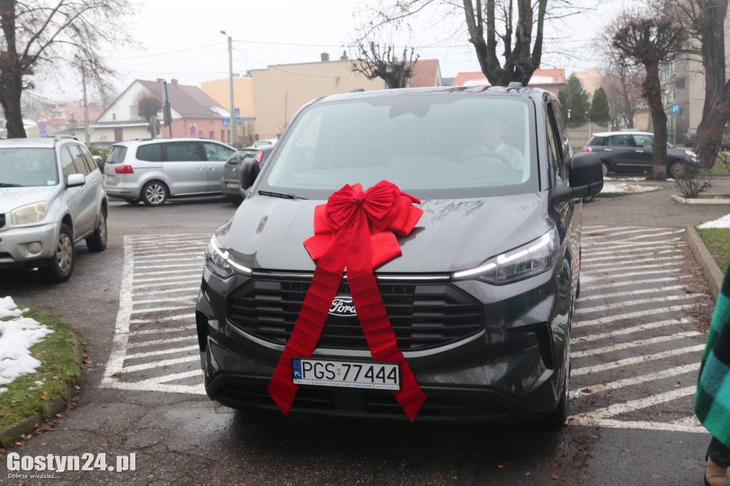 Przekazanie nowego samochodu w Dzienny Dom Senior w Gostyniu