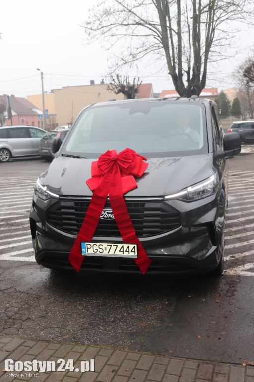 Przekazanie nowego samochodu w Dzienny Dom Senior w Gostyniu