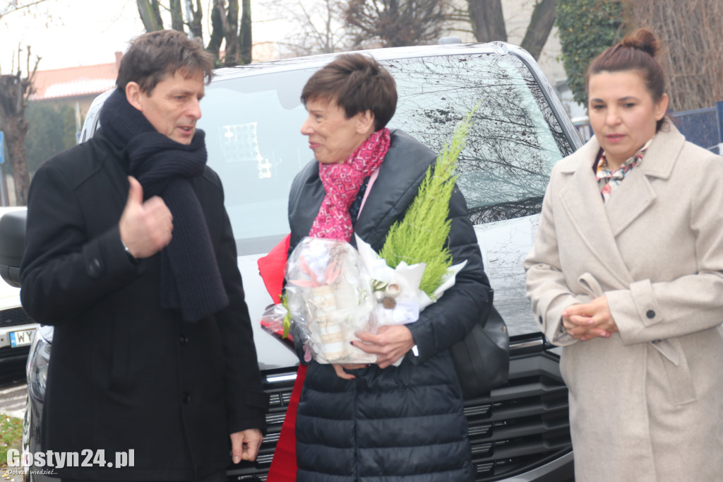 Przekazanie nowego samochodu w Dzienny Dom Senior w Gostyniu