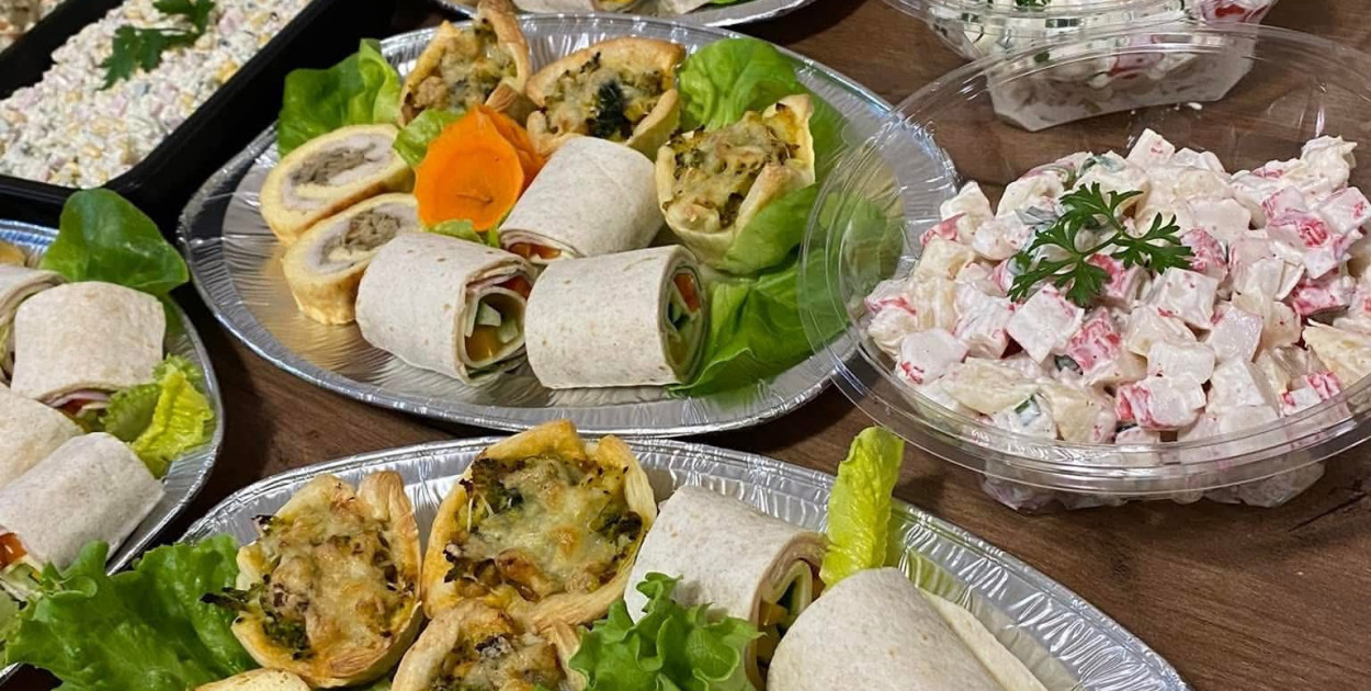 Tradycyjne dania i miody z lokalnej pasieki