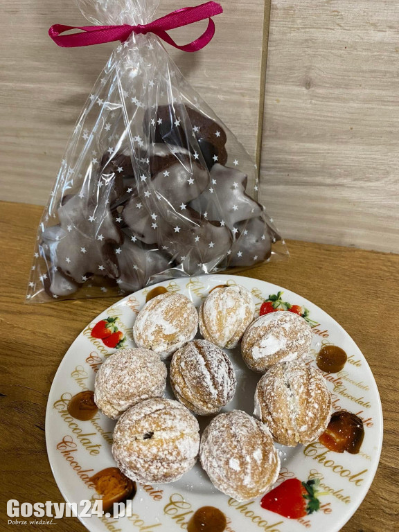 Tradycyjne dania i miody z lokalnej pasieki