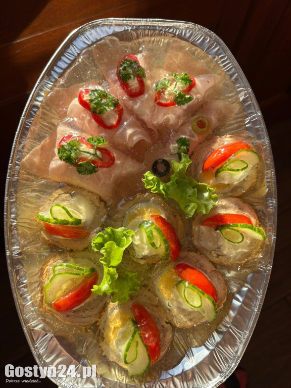 Tradycyjne dania i miody z lokalnej pasieki