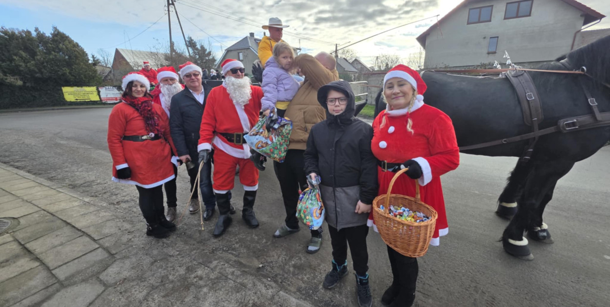 Mikołajkowy korowód w nowy składzie w Starej Krobi