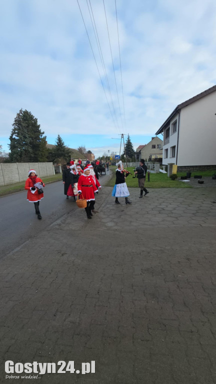 Mikołajkowy korowód w nowy składzie w Starej Krobi
