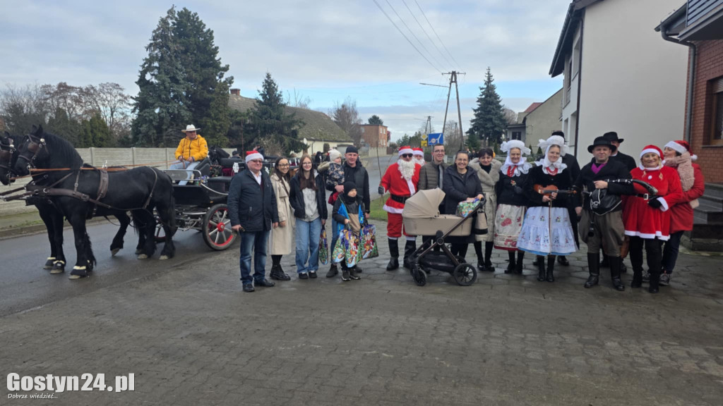 Mikołajkowy korowód w nowy składzie w Starej Krobi