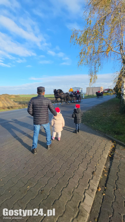 Mikołajkowy korowód w nowy składzie w Starej Krobi