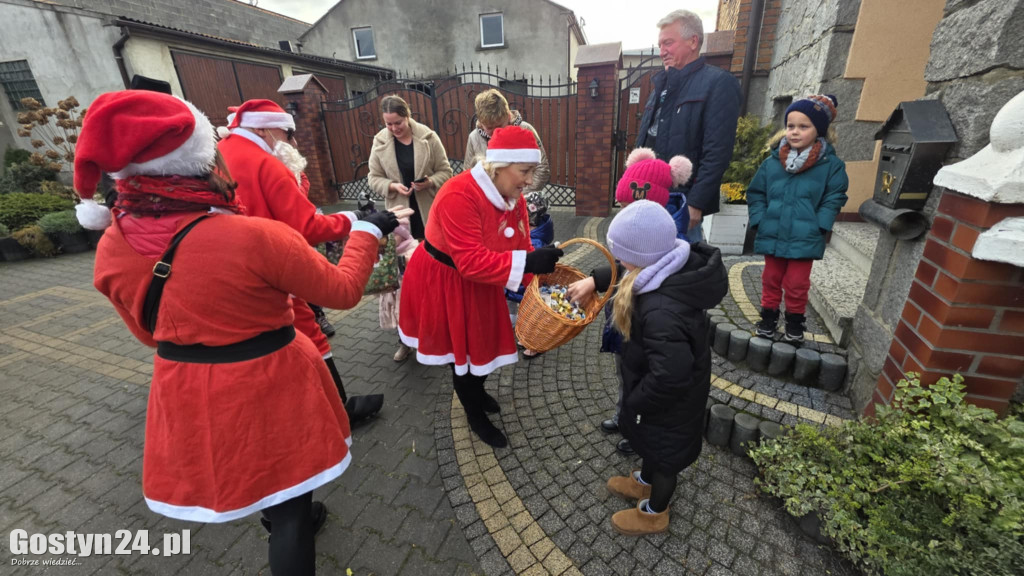 Mikołajkowy korowód w nowy składzie w Starej Krobi