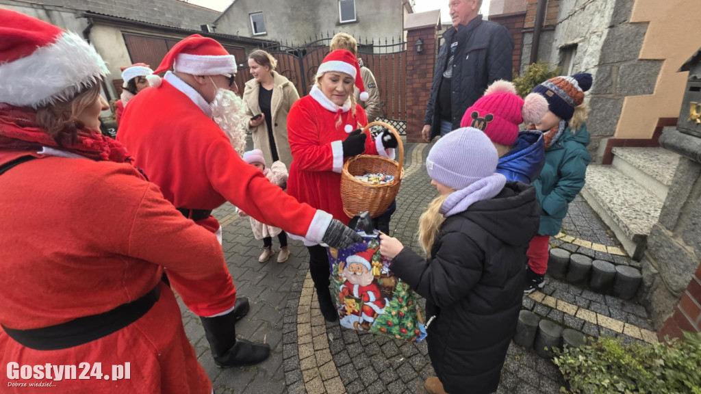 Mikołajkowy korowód w nowy składzie w Starej Krobi