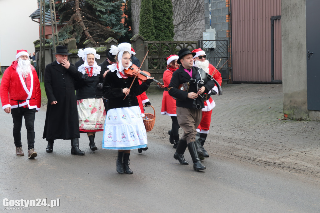 Mikołajkowy korowód w nowy składzie w Starej Krobi