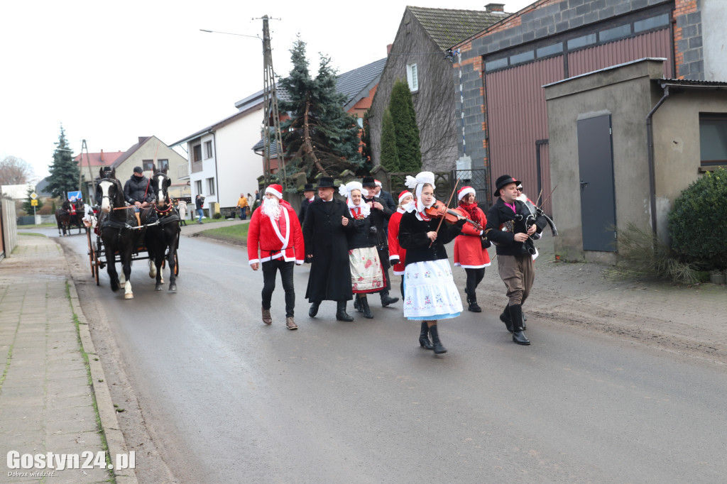 Mikołajkowy korowód w nowy składzie w Starej Krobi