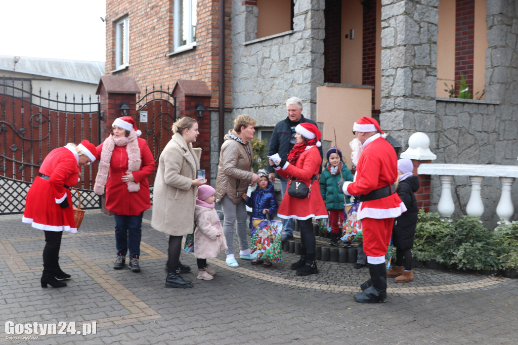 Mikołajkowy korowód w nowy składzie w Starej Krobi