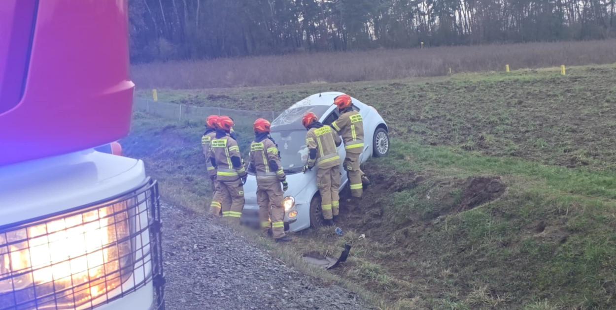 Auto w rowie przy obwodnicy pod Gostyniem