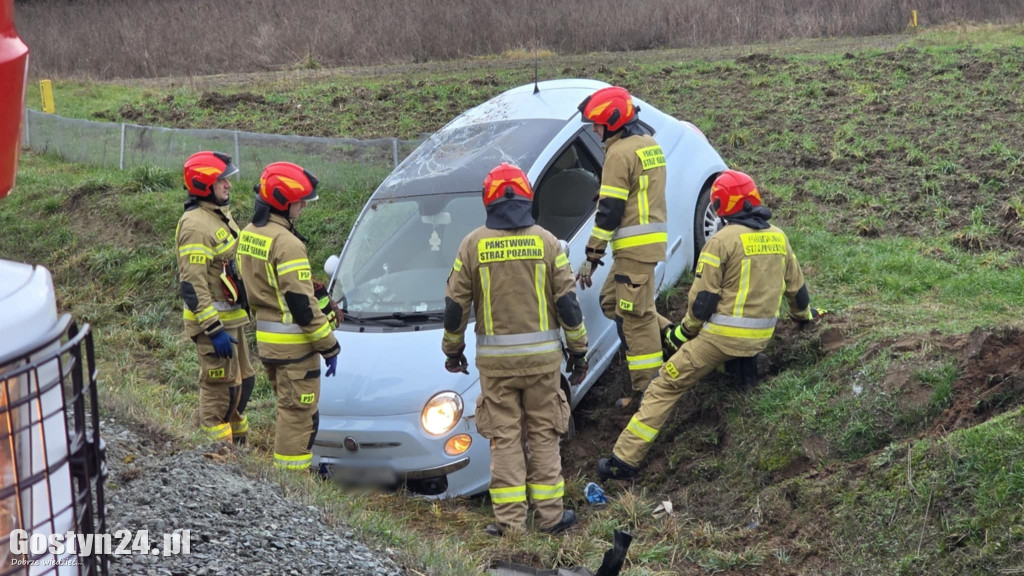 Auto w rowie przy obwodnicy pod Gostyniem