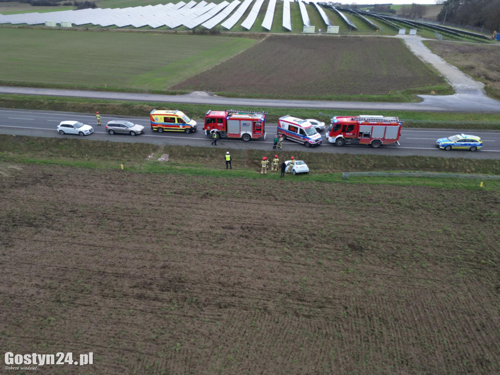 Auto w rowie przy obwodnicy pod Gostyniem