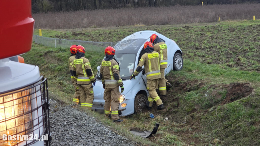 Auto w rowie przy obwodnicy pod Gostyniem