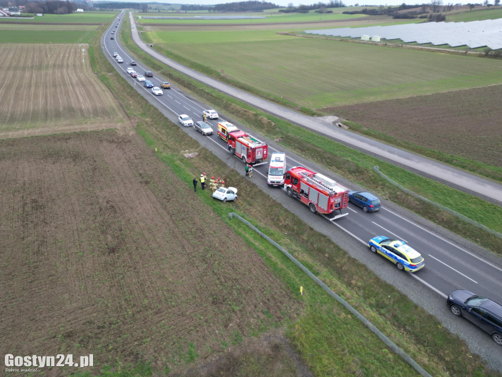 Auto w rowie przy obwodnicy pod Gostyniem