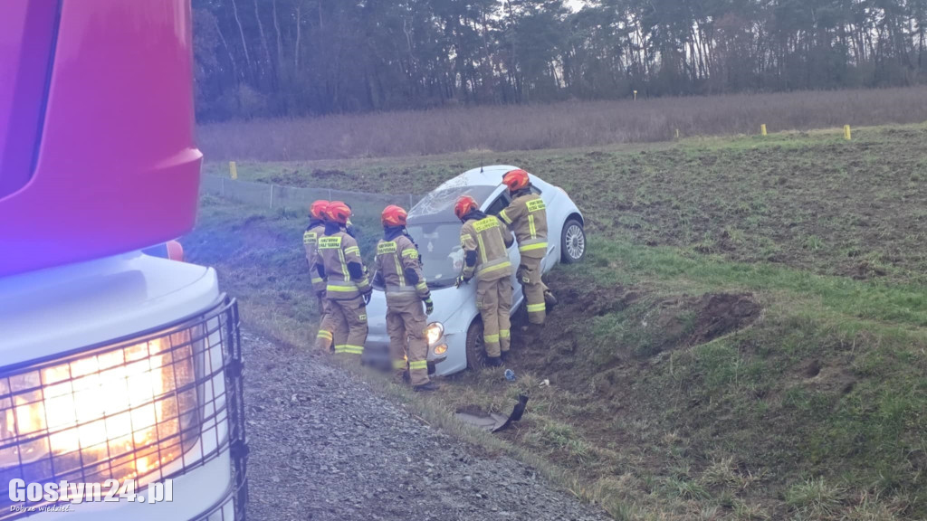 Auto w rowie przy obwodnicy pod Gostyniem