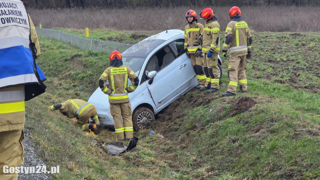 Auto w rowie przy obwodnicy pod Gostyniem