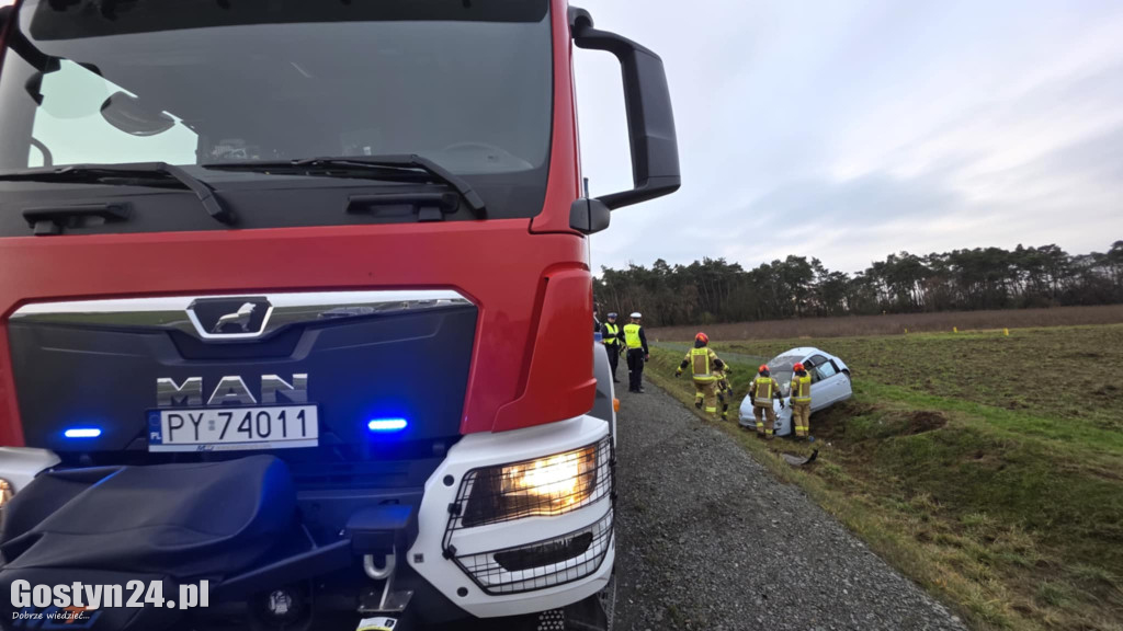 Auto w rowie przy obwodnicy pod Gostyniem