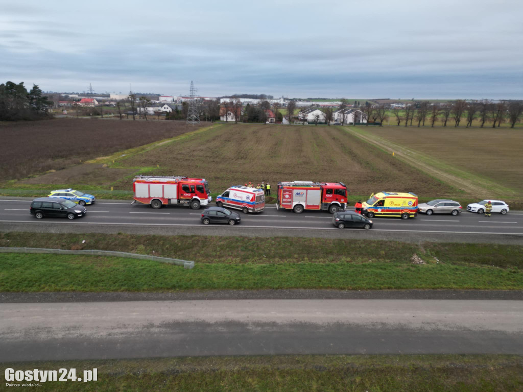 Auto w rowie przy obwodnicy pod Gostyniem