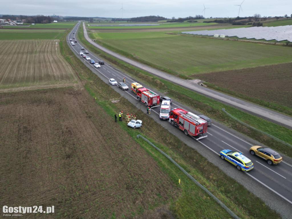 Auto w rowie przy obwodnicy pod Gostyniem