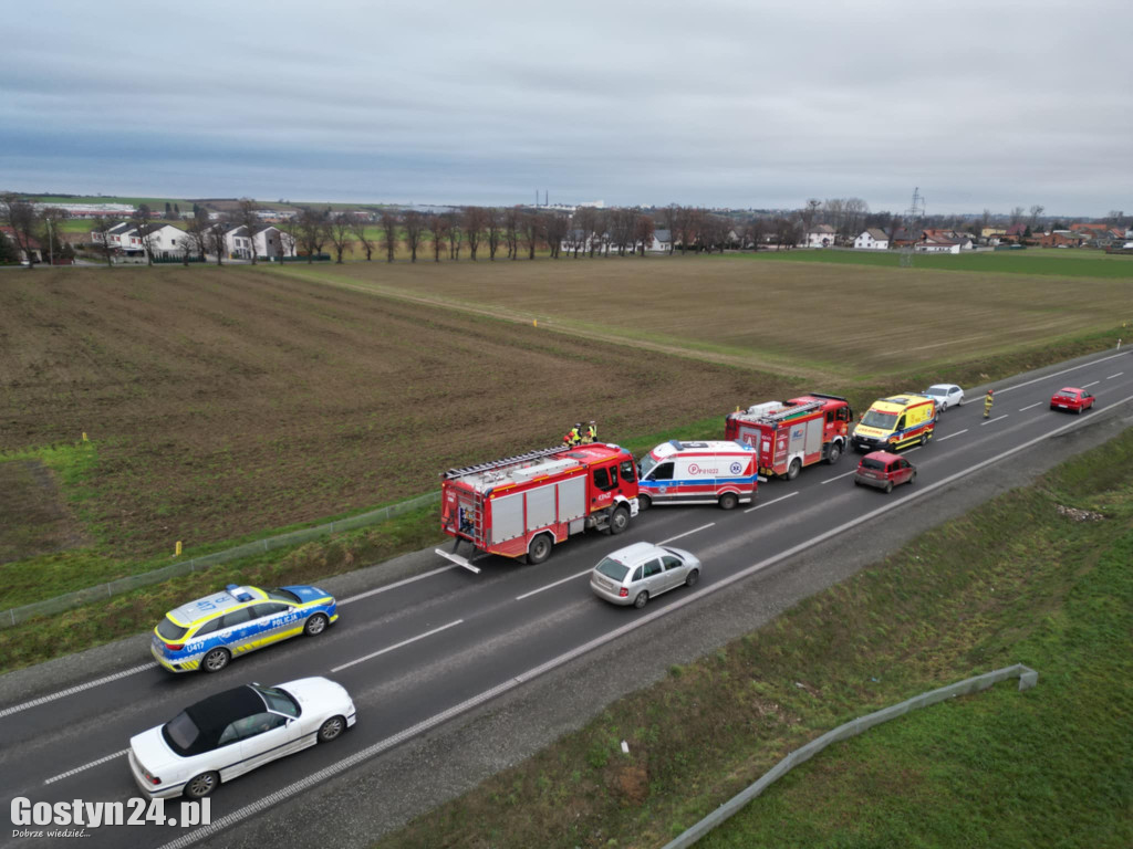 Auto w rowie przy obwodnicy pod Gostyniem